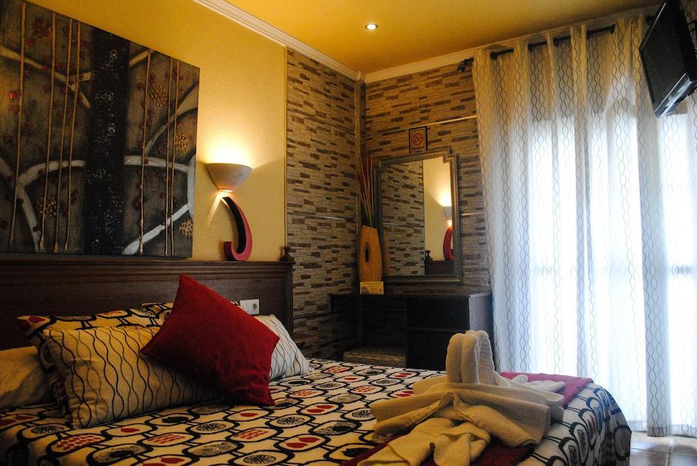 Hostal Costa De La Luz โกนิล เด ลาฟรอนเตรา ภายนอก รูปภาพ