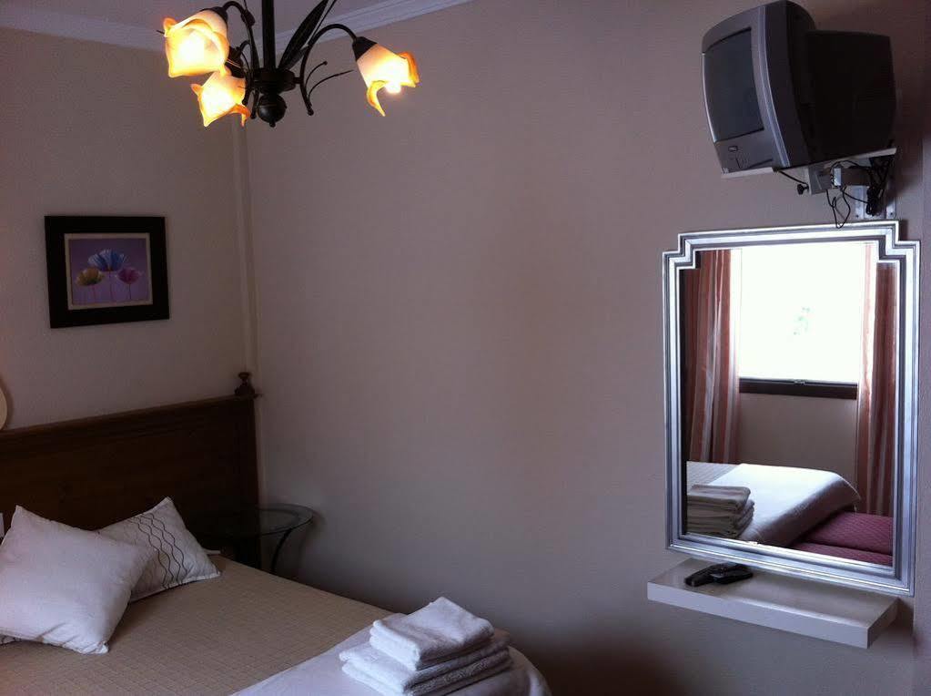 Hostal Costa De La Luz โกนิล เด ลาฟรอนเตรา ภายนอก รูปภาพ