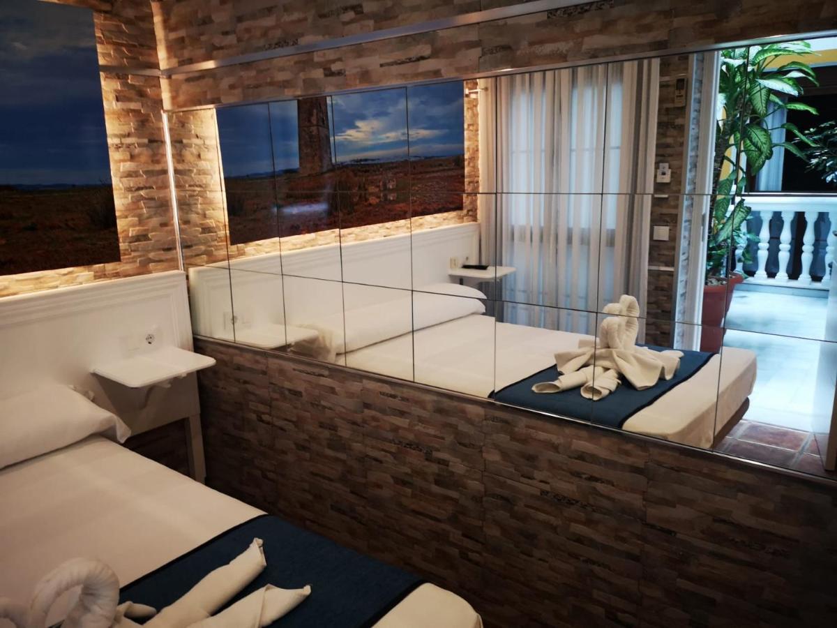 Hostal Costa De La Luz โกนิล เด ลาฟรอนเตรา ภายนอก รูปภาพ