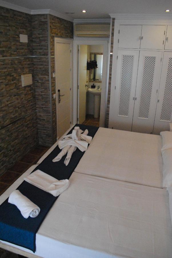 Hostal Costa De La Luz โกนิล เด ลาฟรอนเตรา ภายนอก รูปภาพ