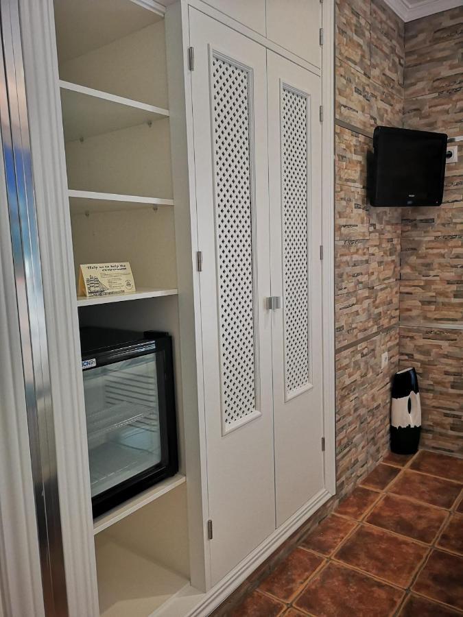 Hostal Costa De La Luz โกนิล เด ลาฟรอนเตรา ภายนอก รูปภาพ