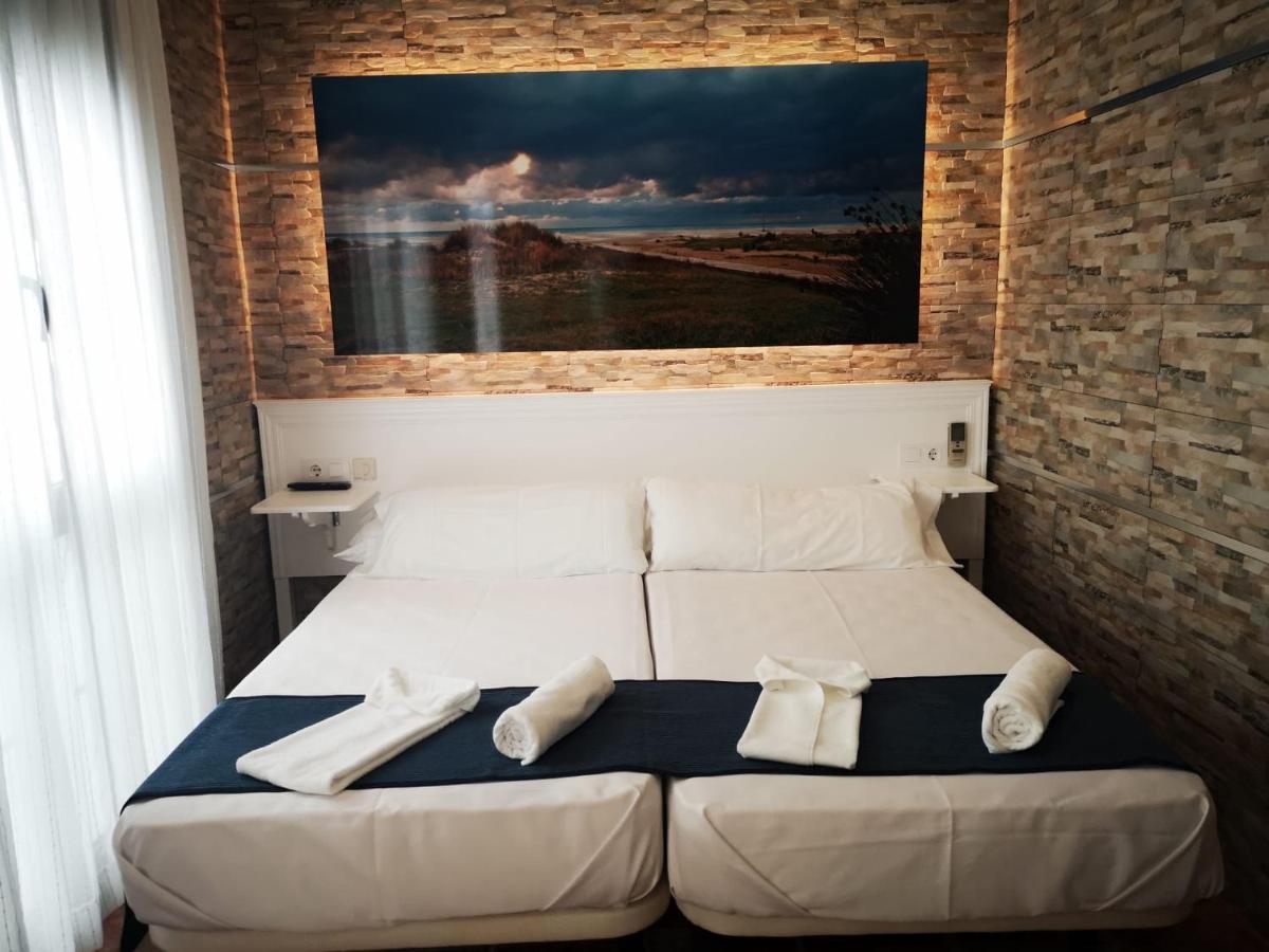 Hostal Costa De La Luz โกนิล เด ลาฟรอนเตรา ภายนอก รูปภาพ